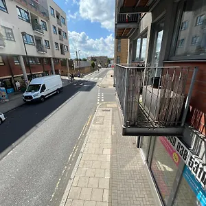 Modern Flat Near Transports London